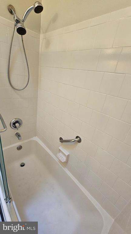 Building Photo - 9 Hamlet Dr