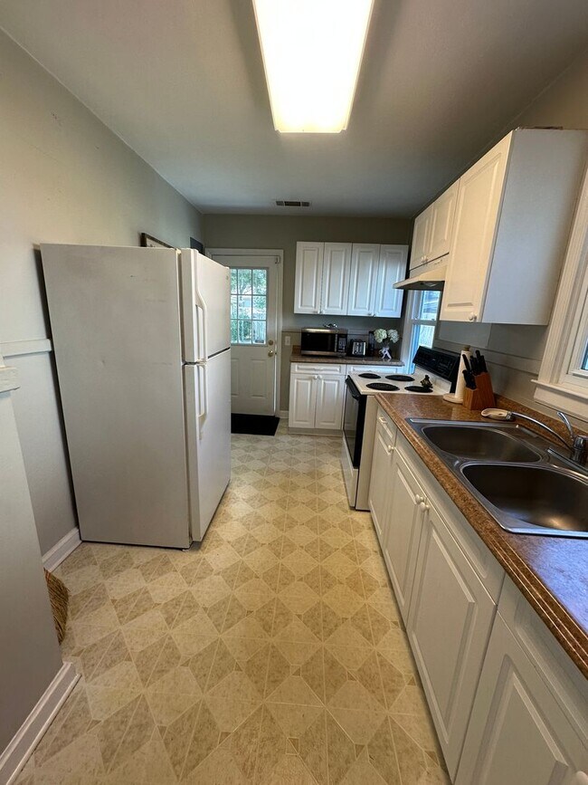 Building Photo - 3 BED | 1 BATH | SPACIOUS GATED BACKYARD |...