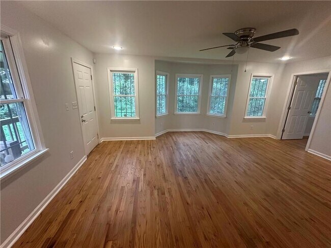 Building Photo - 349 Laquita Dr SE