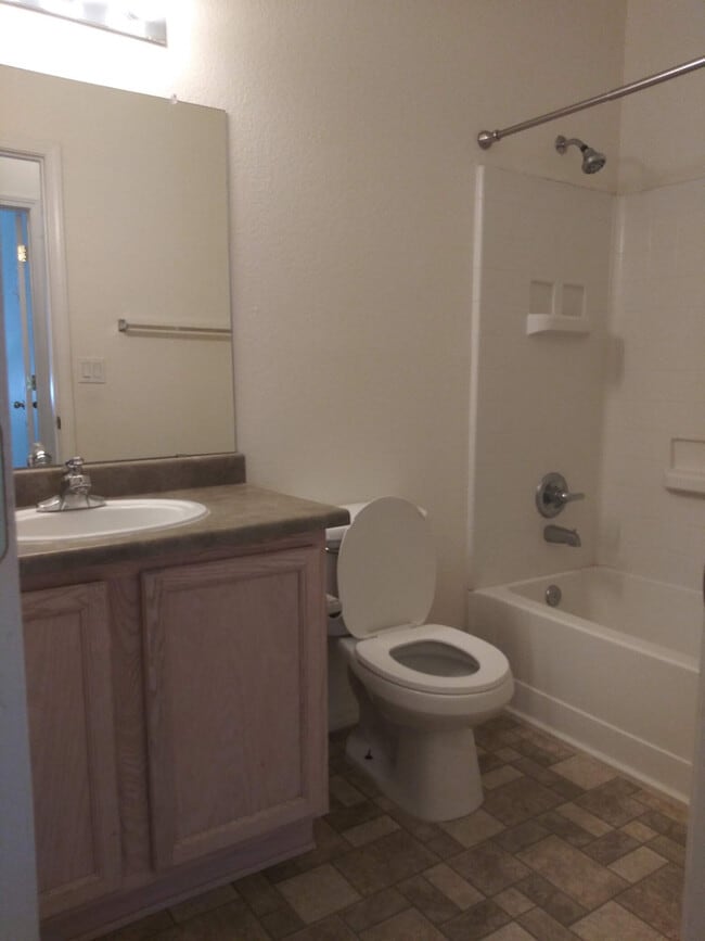 Building Photo - 3 Bdrm 2 BA  1,615 SqFt