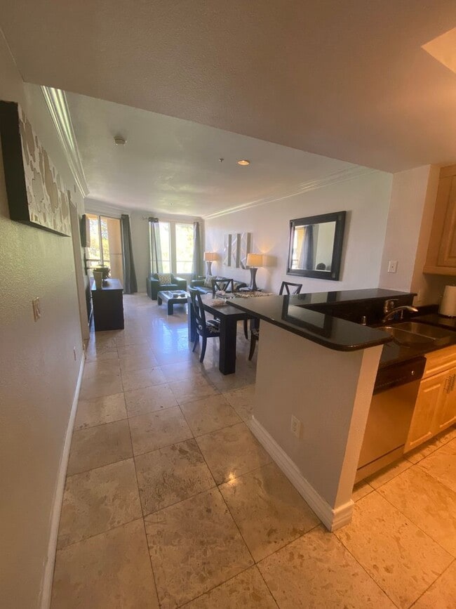 Building Photo - Amazing 2 bedroom furnished condo 1 block ...