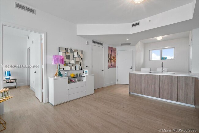 Building Photo - 2900 NE 7th Ave