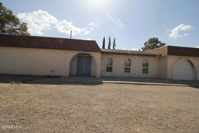 Building Photo - 351 Duanesburg St