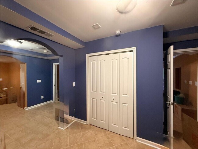 Building Photo - 1880 Manor View