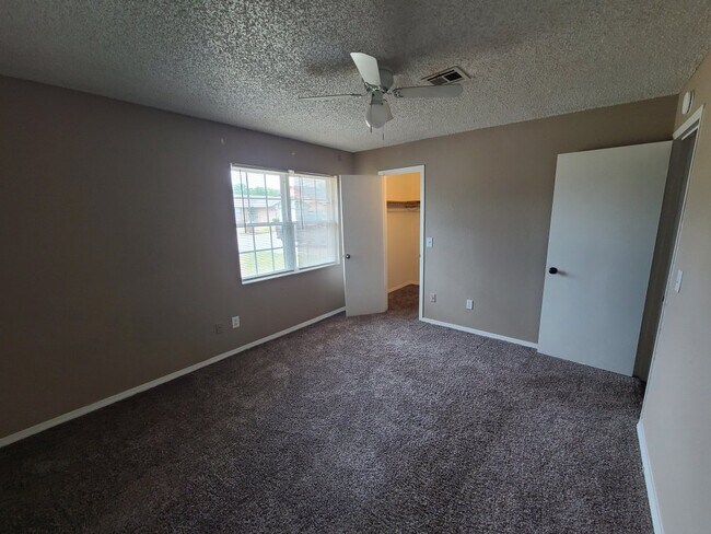 Building Photo - 1824 N Kaye Dr
