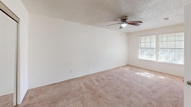 Building Photo - 1015 E Yager Ln