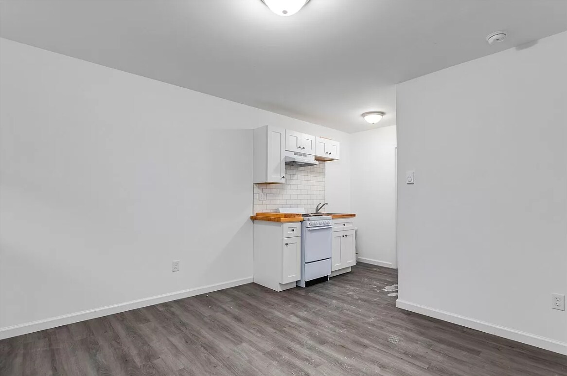 Building Photo - 425 W Baker Ave