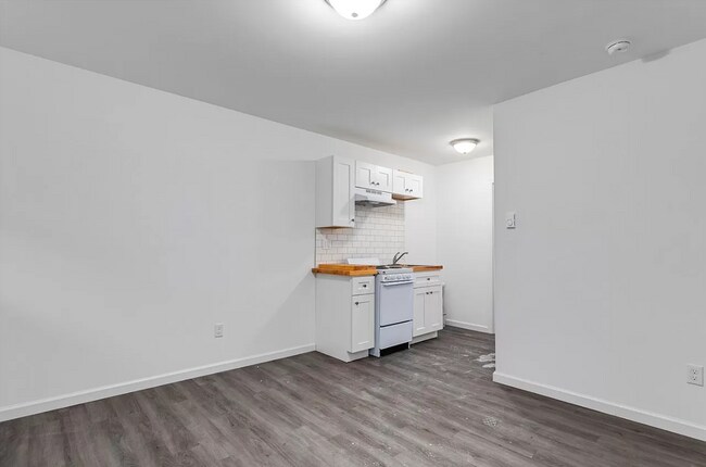 Building Photo - 425 W Baker Ave