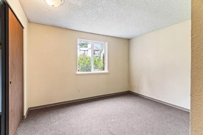 Building Photo - 4 Plex near University Place, #B (PRICE REDUCED)