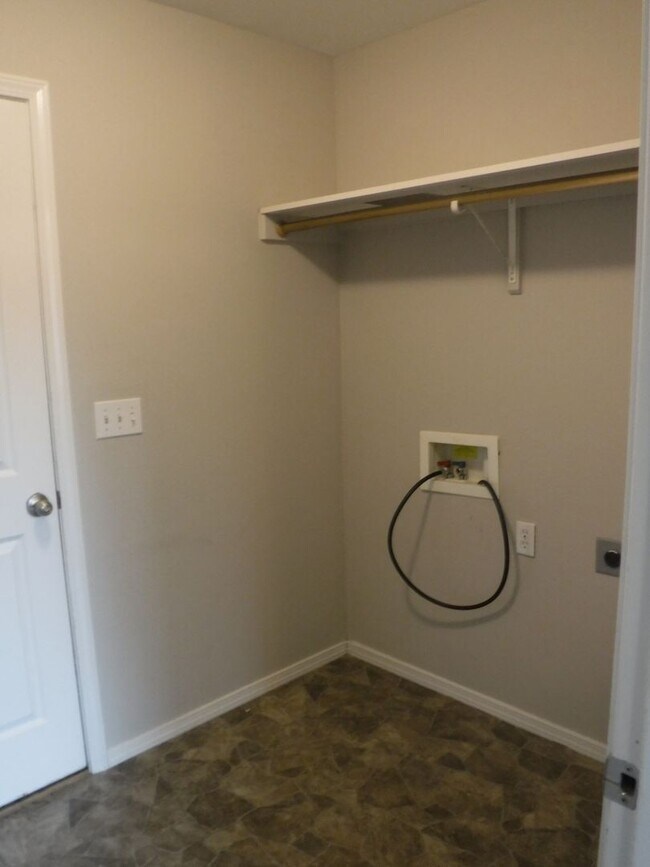 Building Photo - Charming Meridian home with 3 bed 2.5 bath and an office. Located in the Trailway Park Subdivisio...