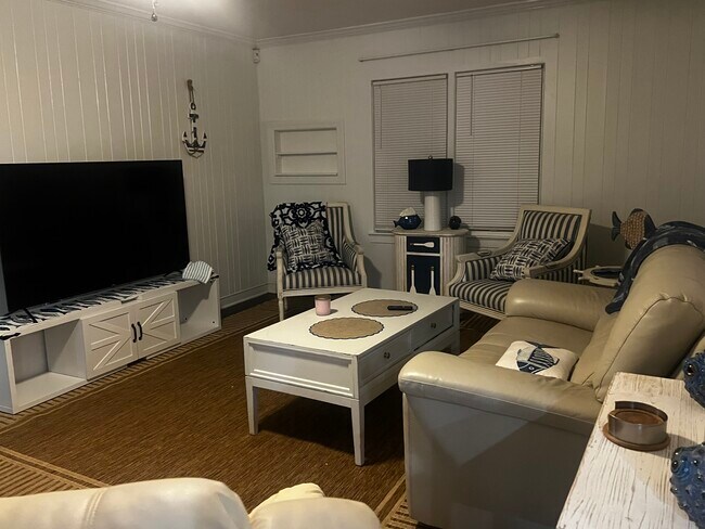 Building Photo - 1702 2nd Ave E