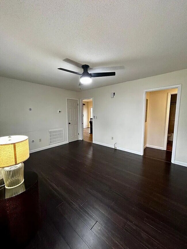 Building Photo - 2 Bedroom Home Outside Walhalla City Limits