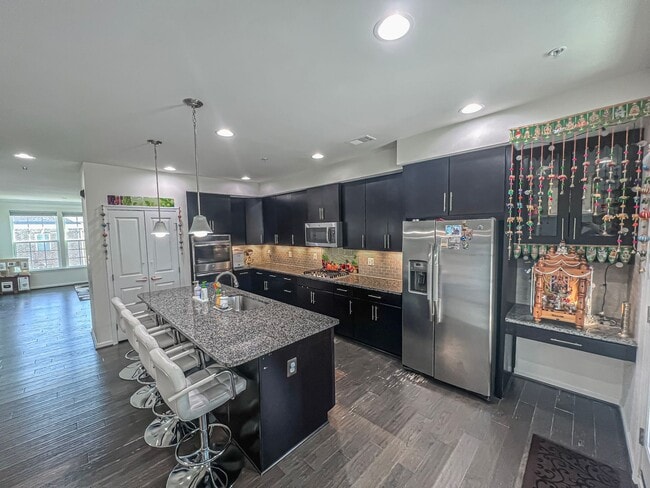 Building Photo - Stunning and Spacious 3 Bed, 2.5 Bath End-...