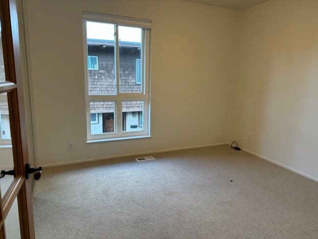 Building Photo - EPIC REA: 2 BR/1 BA Townhome w/ 1 Parking in Great Corte Madera