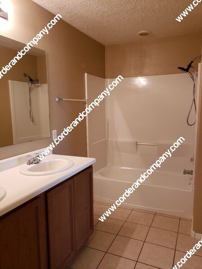 Building Photo - Gorgeous & Large 3 Bedroom, 2.5 Bathroom, ...
