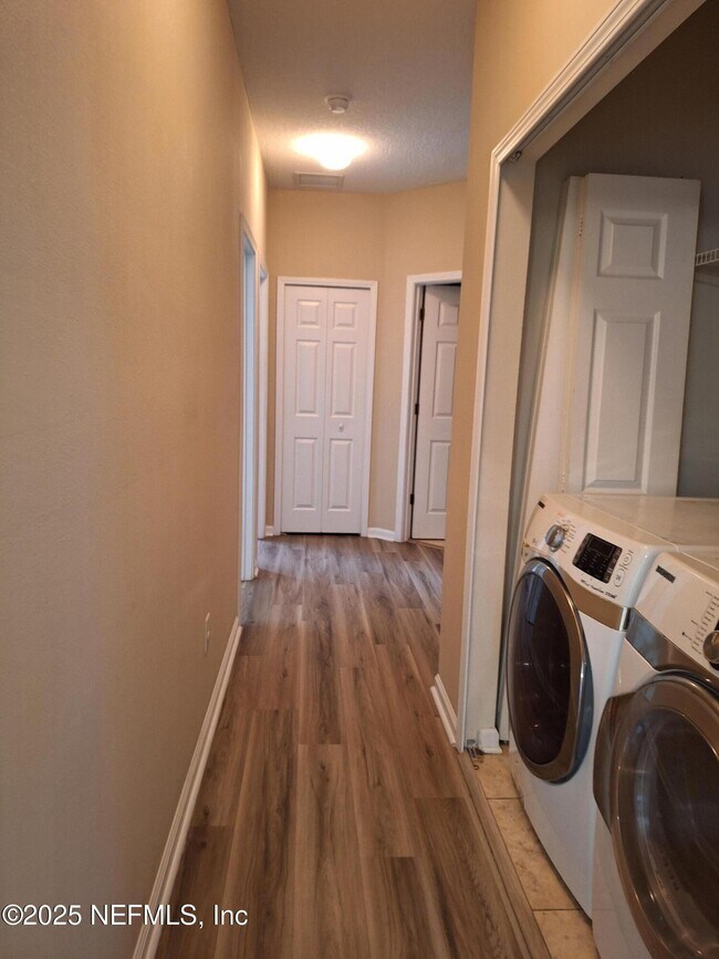 Building Photo - 7217 Deerfoot Cir