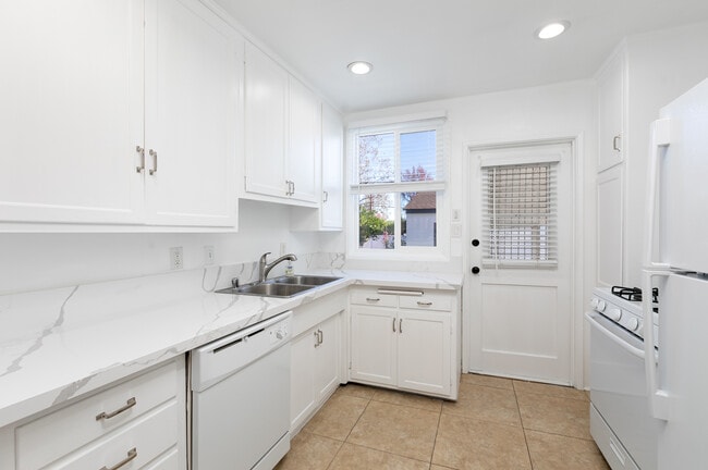 Building Photo - 5726 Lasaine Ave