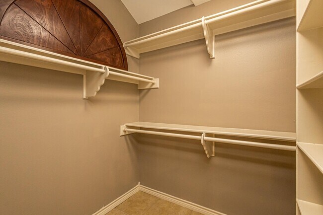 Building Photo - 527 Acacia St