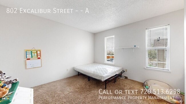 Building Photo - 802 Excalibur St