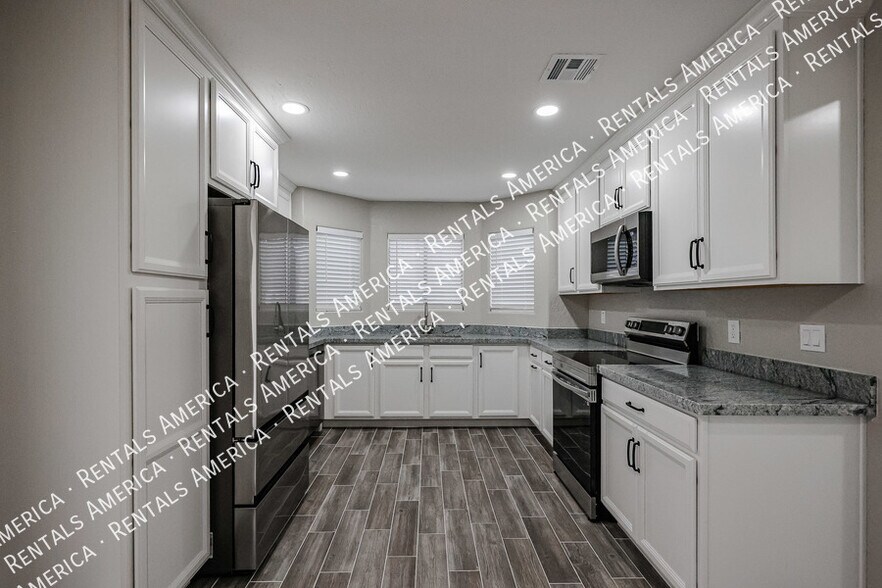 Building Photo - 16927 E Sabinas Dr