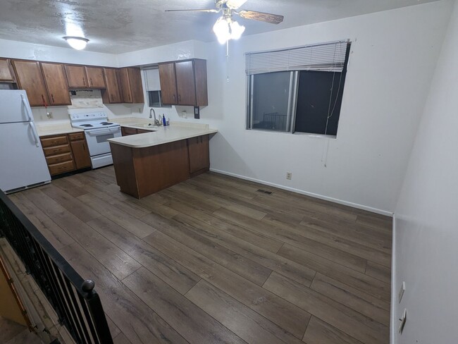 Building Photo - Single family home in Sandy, 4 bed 2 bath,...