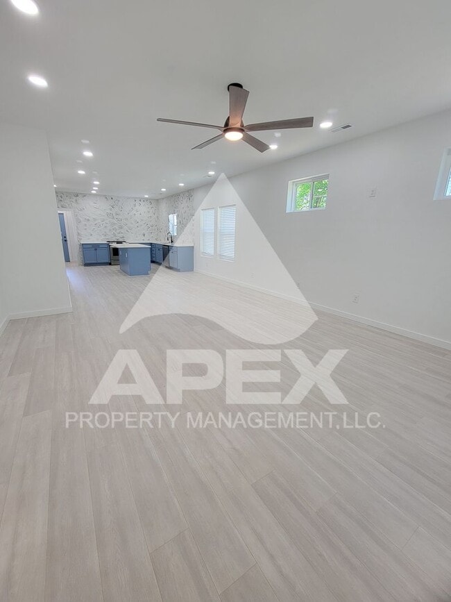 Building Photo - 3 Bd - 2 Ba Single family home mins from D...