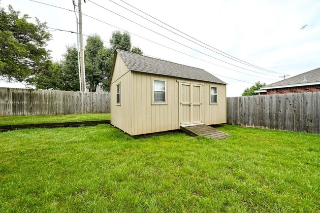 Building Photo - Amazing 4BD/3BTH home with a 3 car garage ...