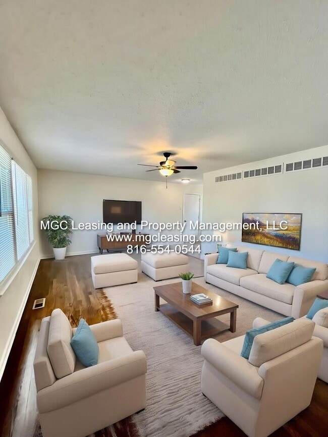 Building Photo - Lee's Summit, MO hidden gem with this ranc...