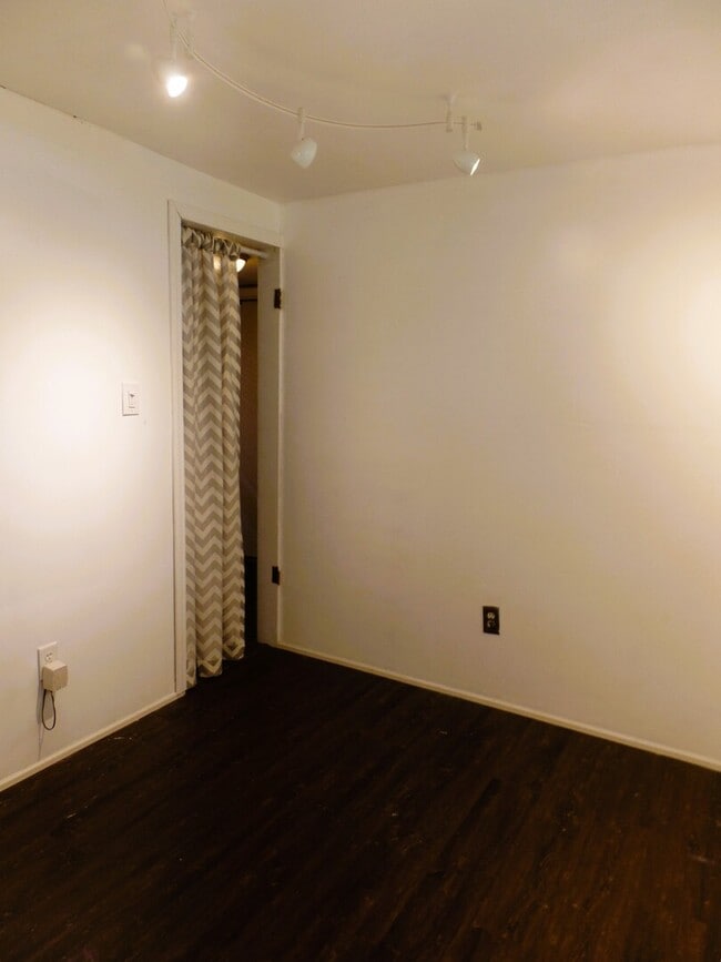 Building Photo - 5910 Bradley Ct N