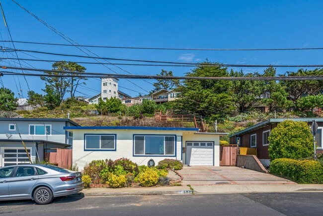 Building Photo - Pacific Ocean and Hillside Views