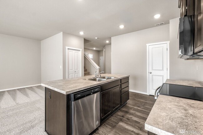 Building Photo - Listed For Rent