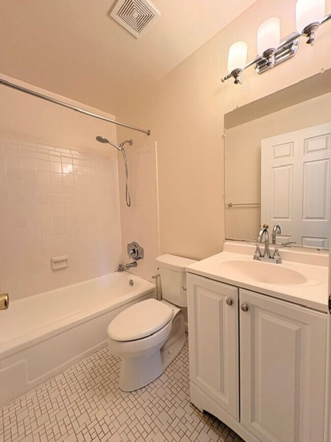 Building Photo - 6718 Kenwood Forest Ln