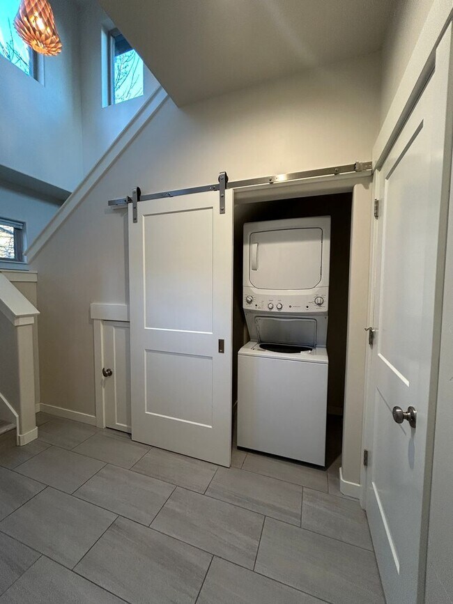 Building Photo - 1079 NW Quincy Ave