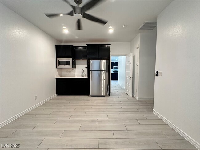 Building Photo - 9565 Camelback Crk Dr