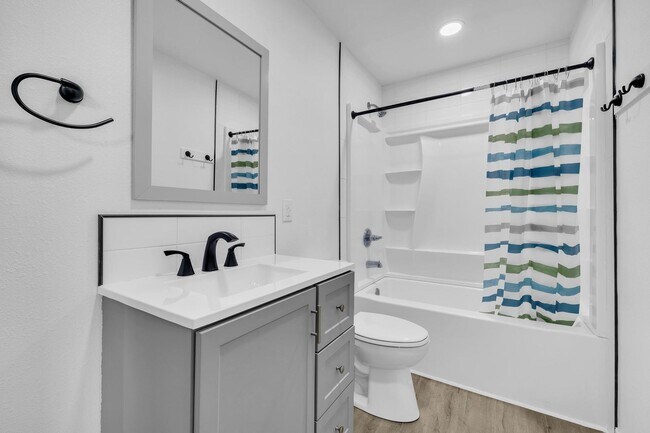 Building Photo - ASU 5 BEDROOM/ 2 BATH WITH POOL!!