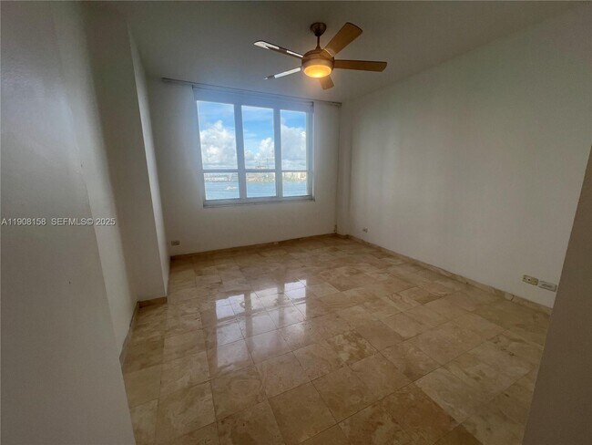 Building Photo - 888 Brickell Key Dr