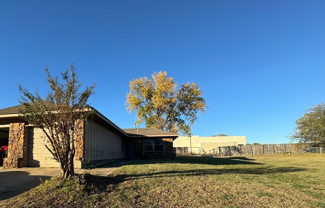 Building Photo - Cute Two bedroom One Bathroom Duplex in Br...