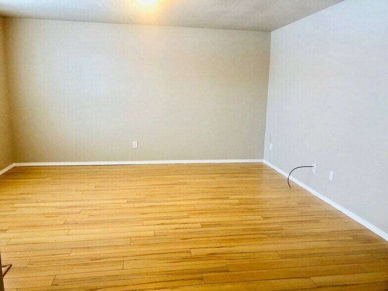 Living room - 225 Northgate Loop