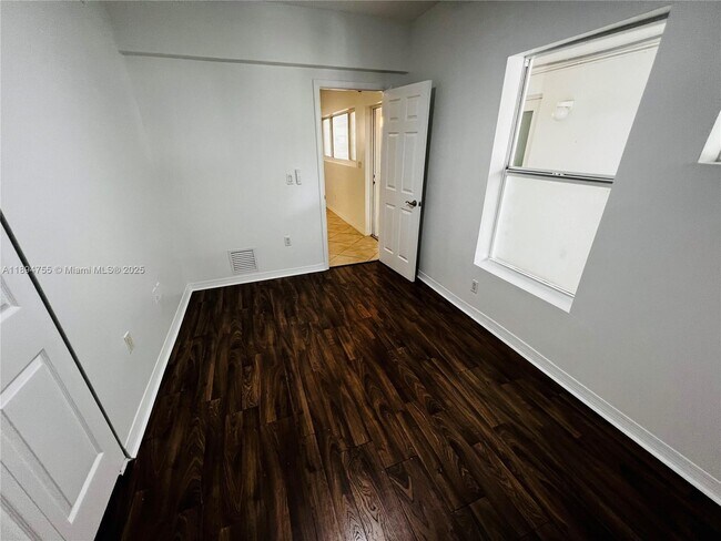 Building Photo - 946 Bay Dr