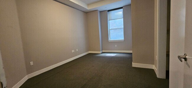Building Photo - Congress Park High Rise Living! Huge Main Floor 2 Bed 2 Bath