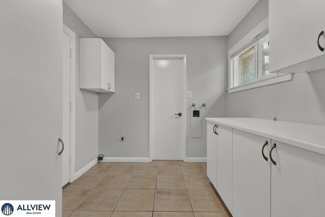 Building Photo - Charming & Light-Filled 3 Bed/2 Bath Home ...