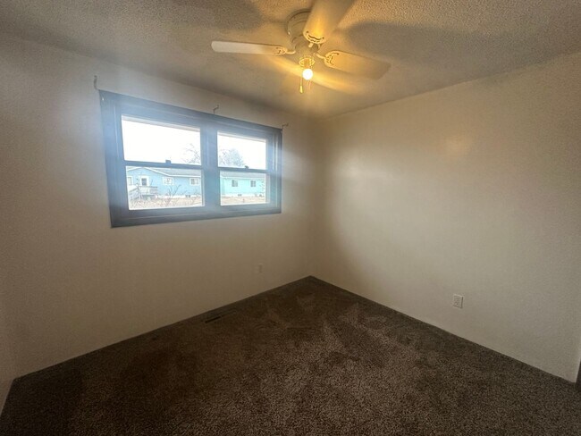 Building Photo - Three bedroom, Two bathroom home located i...