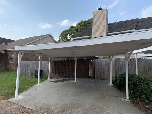 Building Photo - Lot of Updates 3/2.5 Close to USA