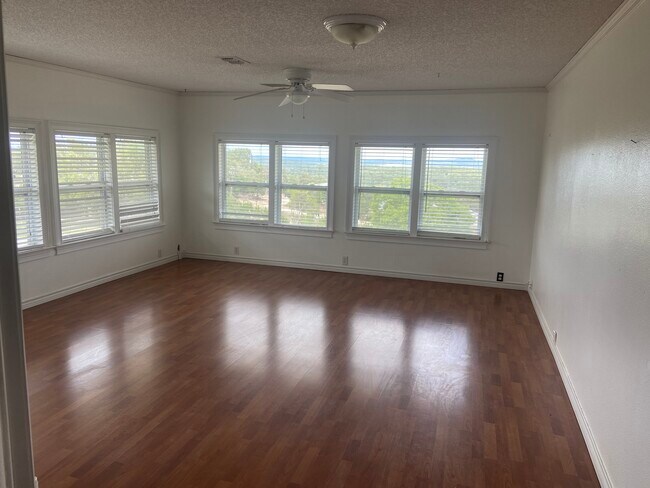 Building Photo - 1331 Hinch Dr