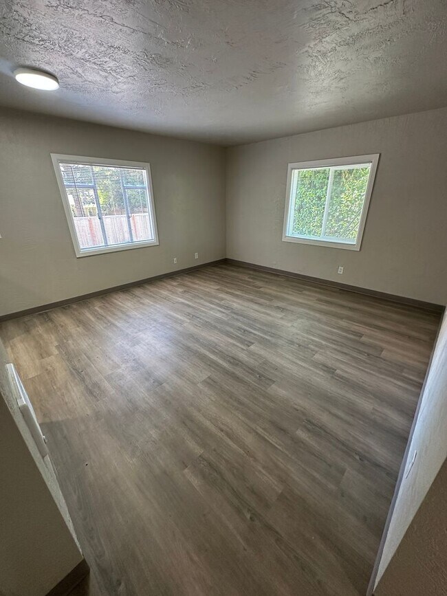 Building Photo - (949) Harrison Street Plex - 2 Bedroom / 1 Bathroom - Updated