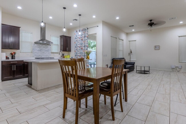 Building Photo - 1064 S Sunset Dr