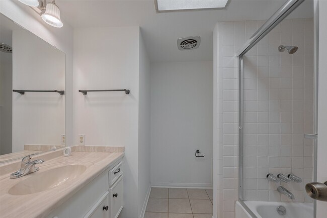 Building Photo - 605 Sorrento Dr