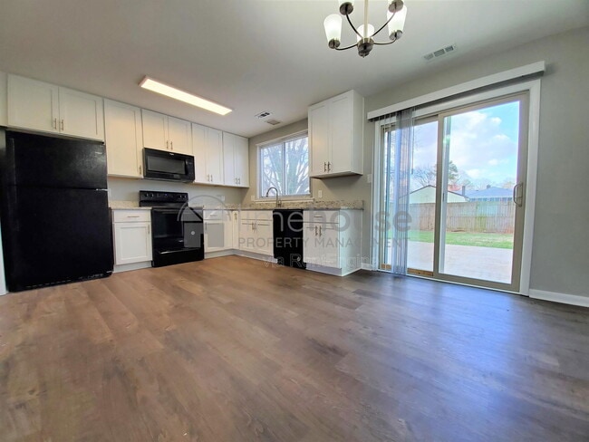 Building Photo - 1553 Beachview Dr