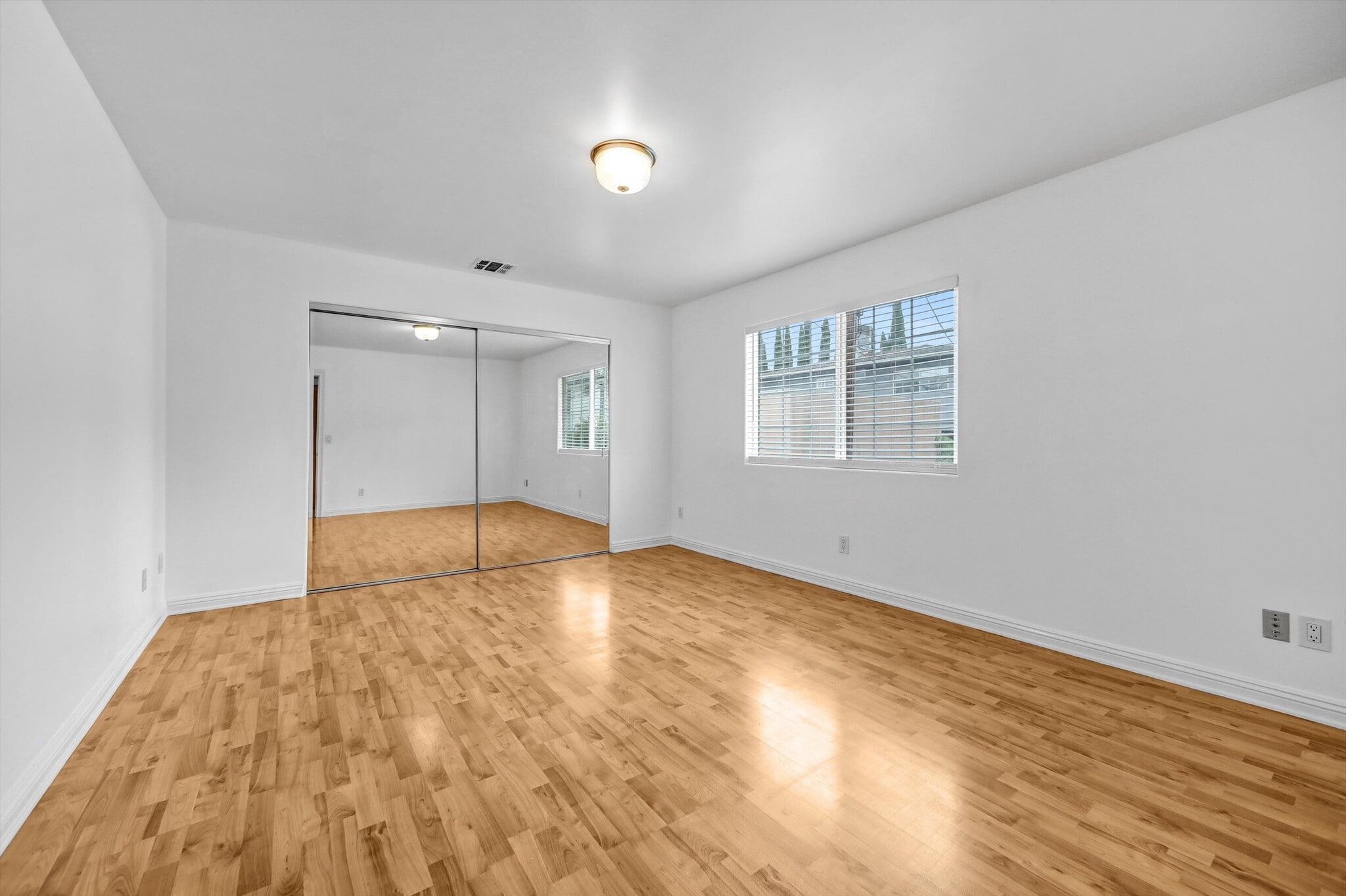 Building Photo - 4421 Prospect Ave
