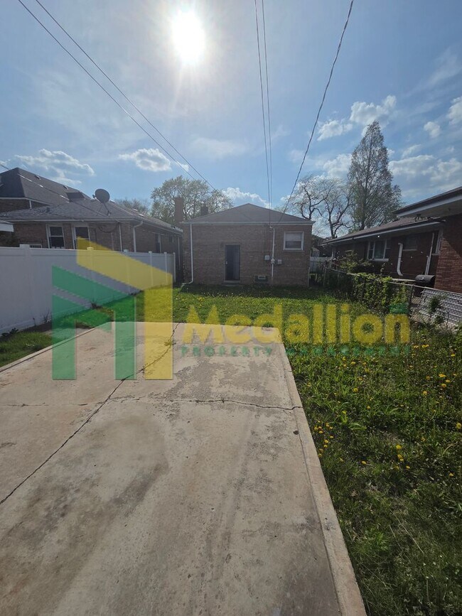 Building Photo - Spacious 6-Bedroom Home with Finished Basement and Backyard